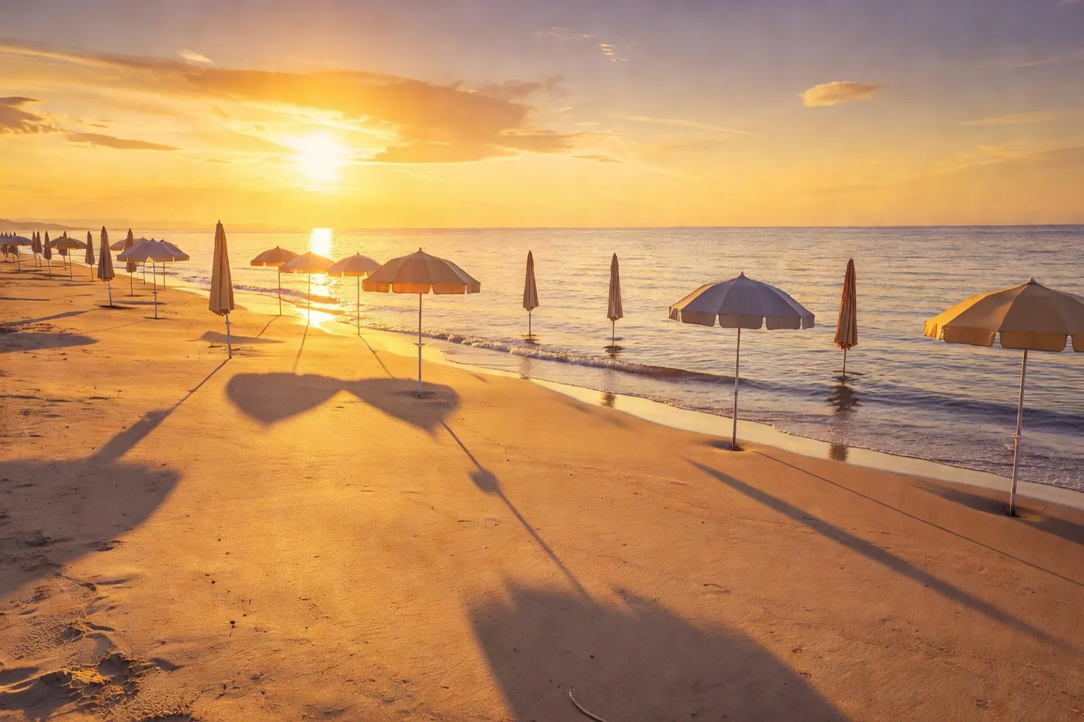 Plage des Sables d'Or au coucher de soleil
