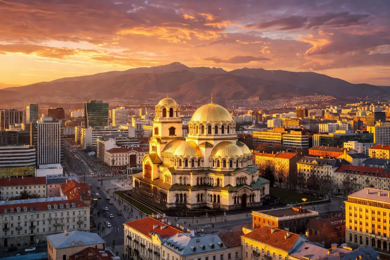 Cathédrale Alexandre Nevski de Sofia au coucher du soleil avec ses bulbes dorés
