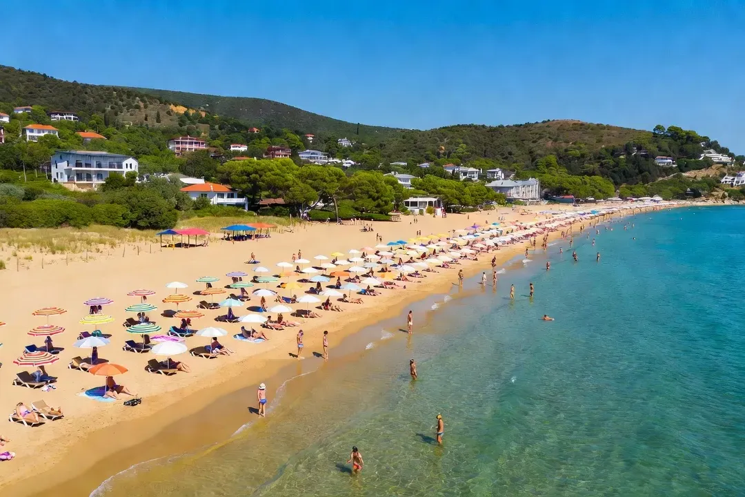 Vue aérienne des plus belles plages bulgares de la mer Noire avec Sunny Beach et ses eaux bleues