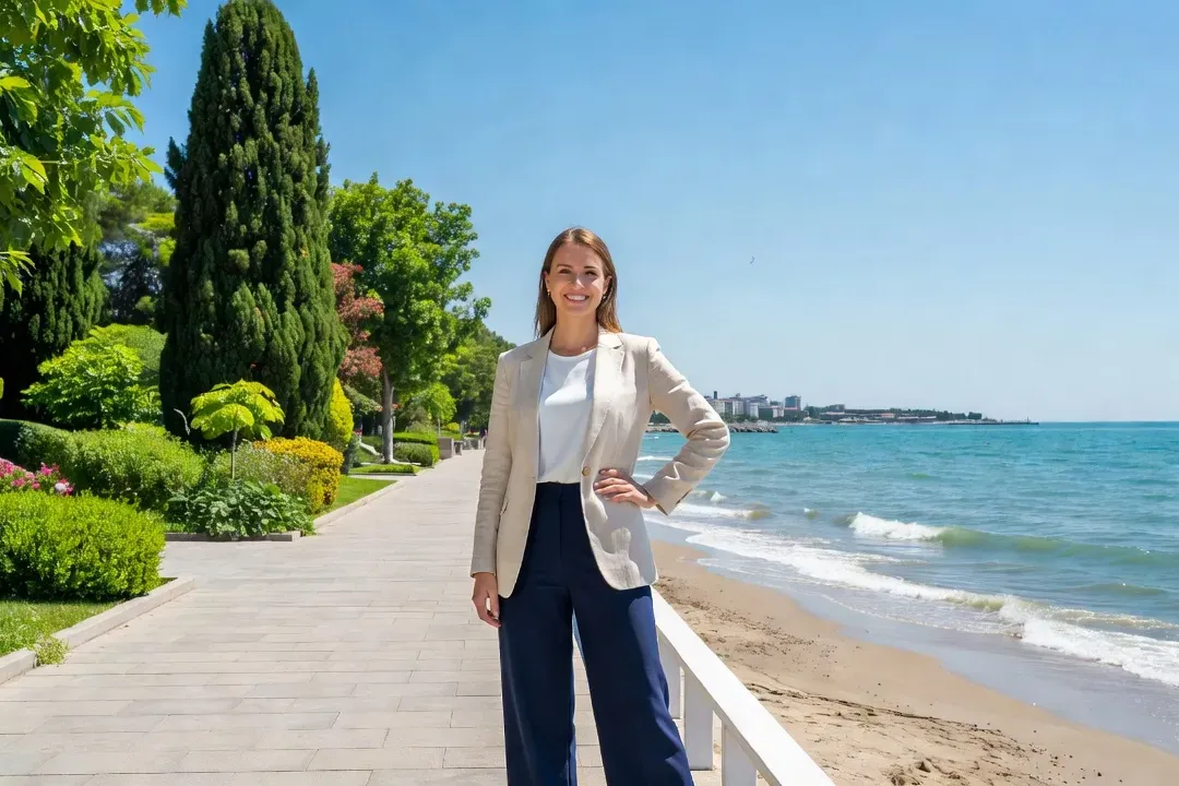 Portrait de Sophie Dumont, guide francophone à Varna, avec la plage de la Mer Noire en arrière-plan
